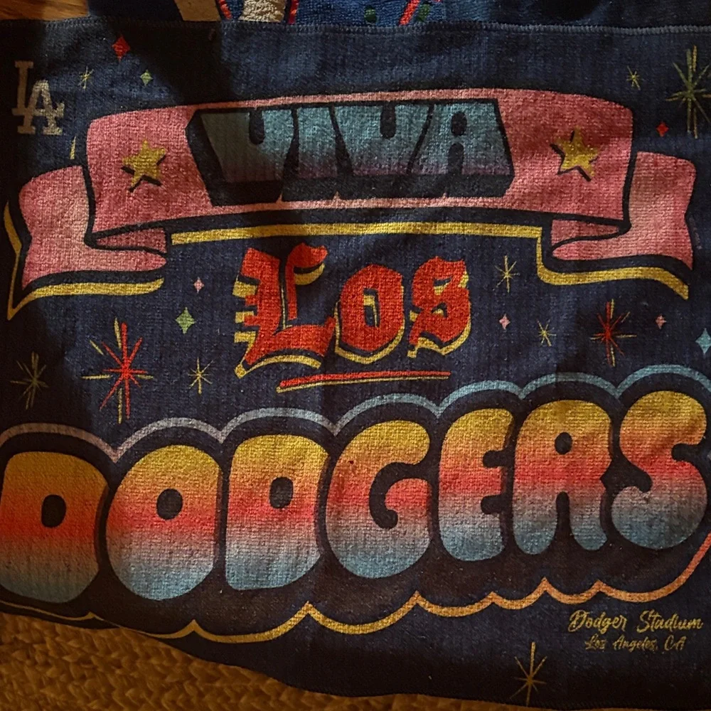 FOUR (4) Los Angeles Dodgers 'Viva Los Dodgers' limited edition rally towels